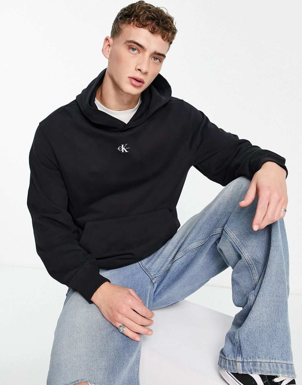 

Черный худи свободного кроя с микро-монологом Calvin Klein Jeans