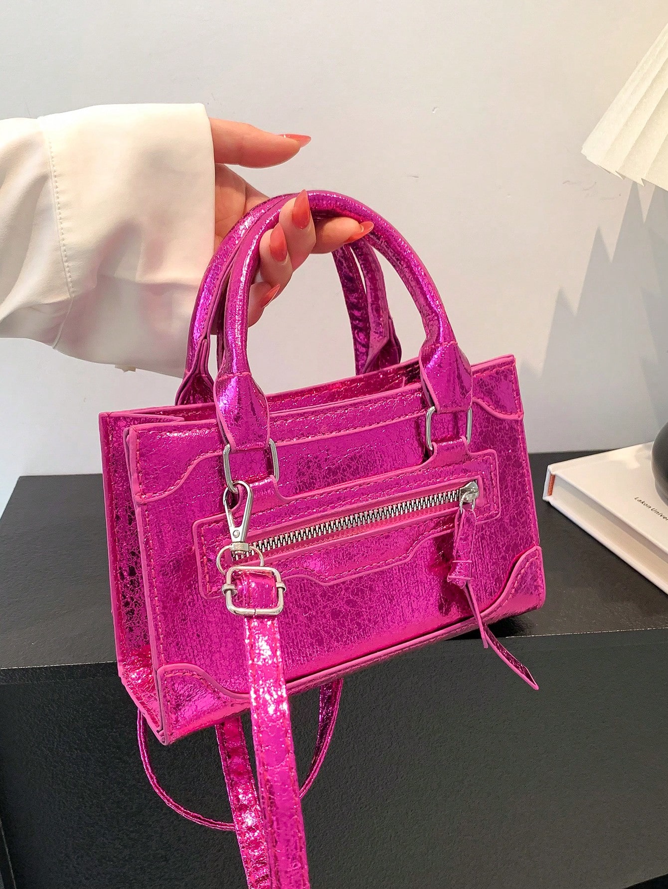 цена Мини-сумка с крокодиловым узором, ярко-розовый
