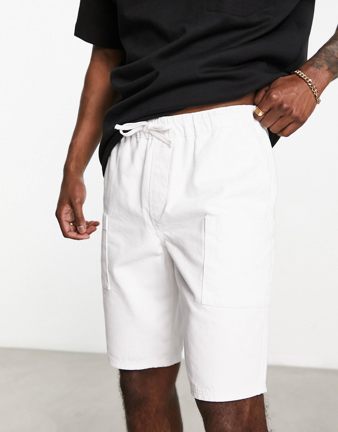 

Белые джинсовые шорты карго классической длины ASOS DESIGN