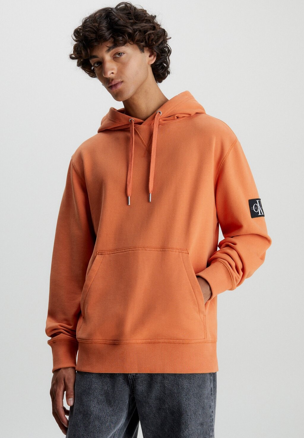 

Толстовка Calvin Klein Jeans BADGE HOODIE, цвет burnt clay