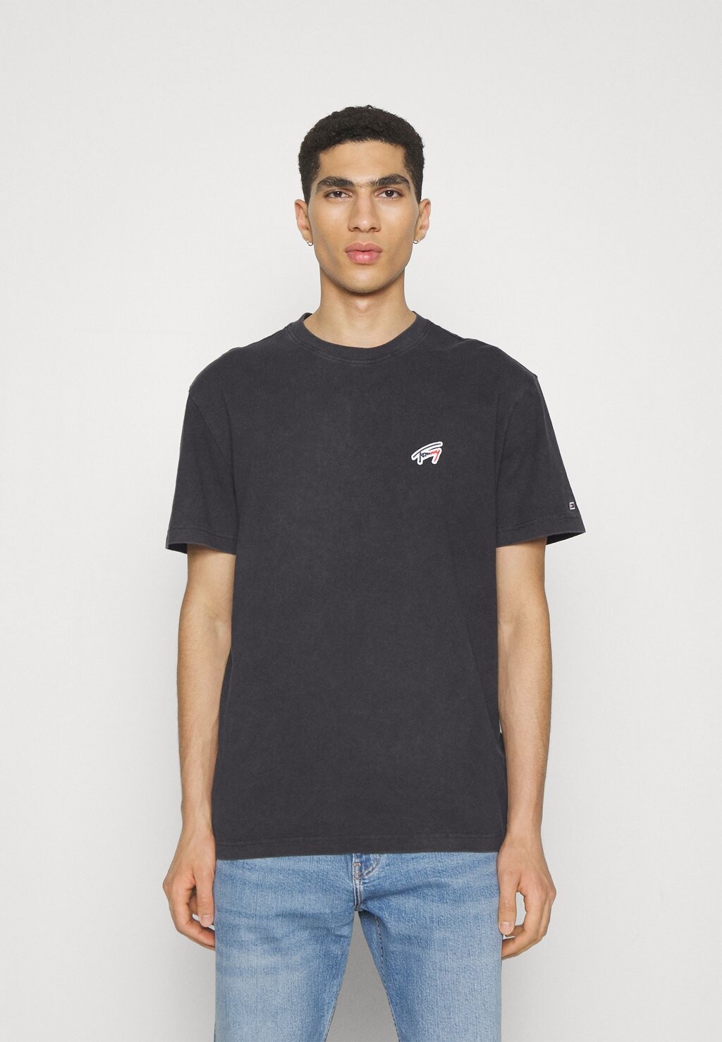 

Футболка с принтом Signature Tee Tommy Jeans, черный
