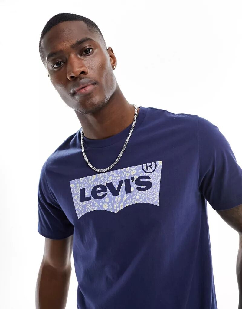 

Темно-синяя футболка Levi's с логотипом летучей мыши на груди