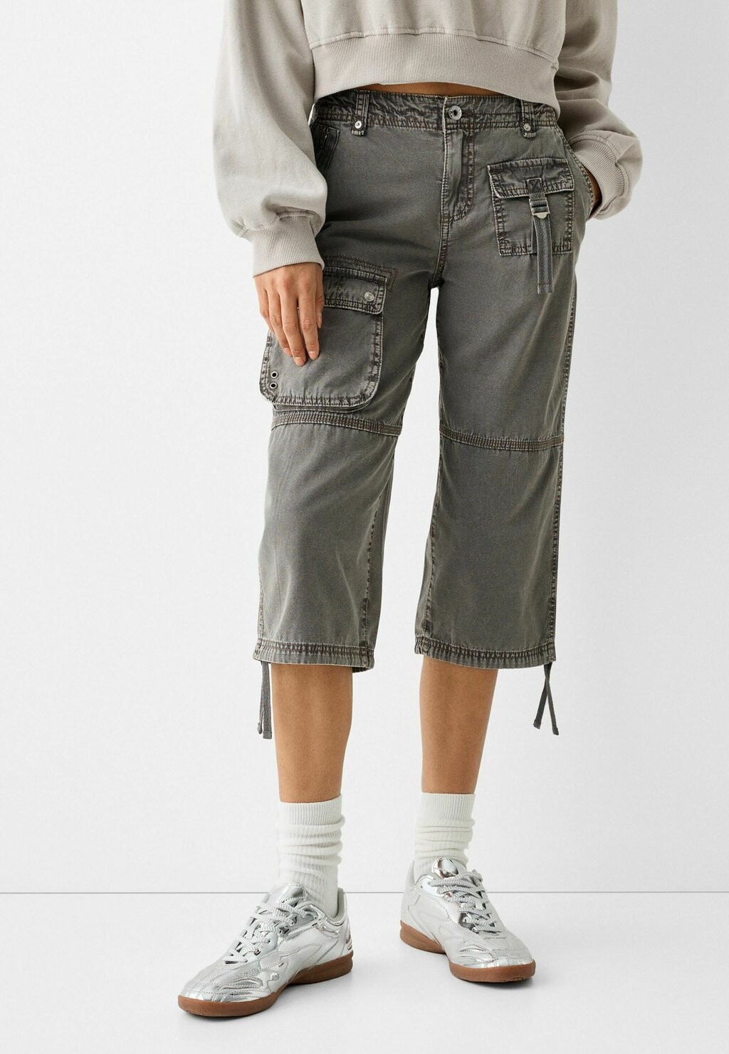 

Джинсовые шорты CAPRI Bershka, серо-голубой
