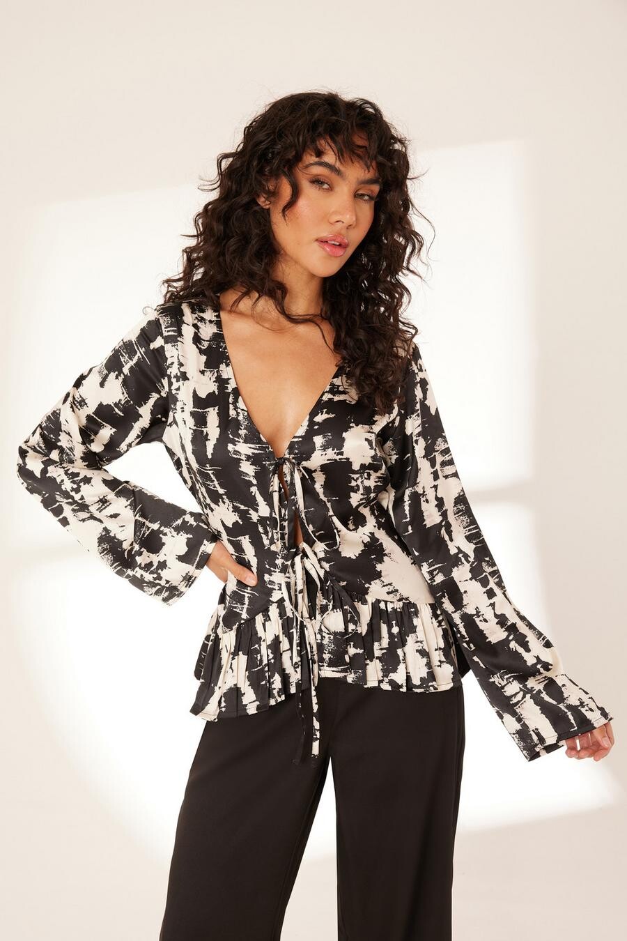 

Черная атласная блузка с мраморным принтом QUIZ Clothing