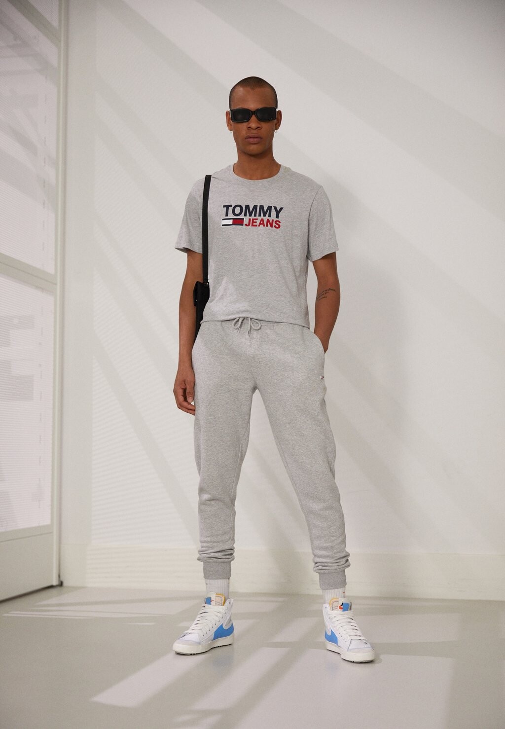 

Футболка с принтом LOGO TEE Tommy Jeans, светло-серая, Серый