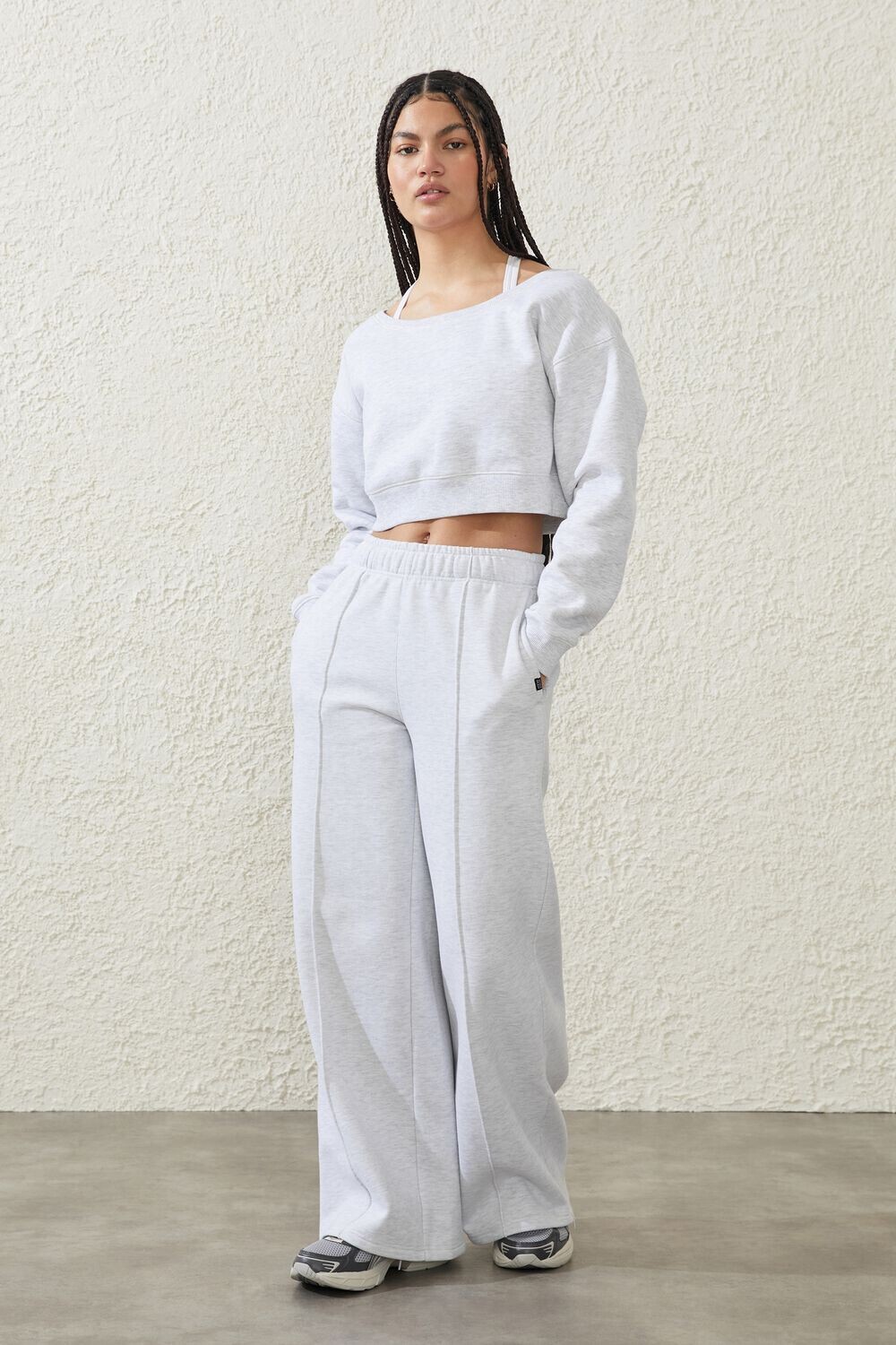 

Широкие спортивные штаны из плюша Cotton On Body