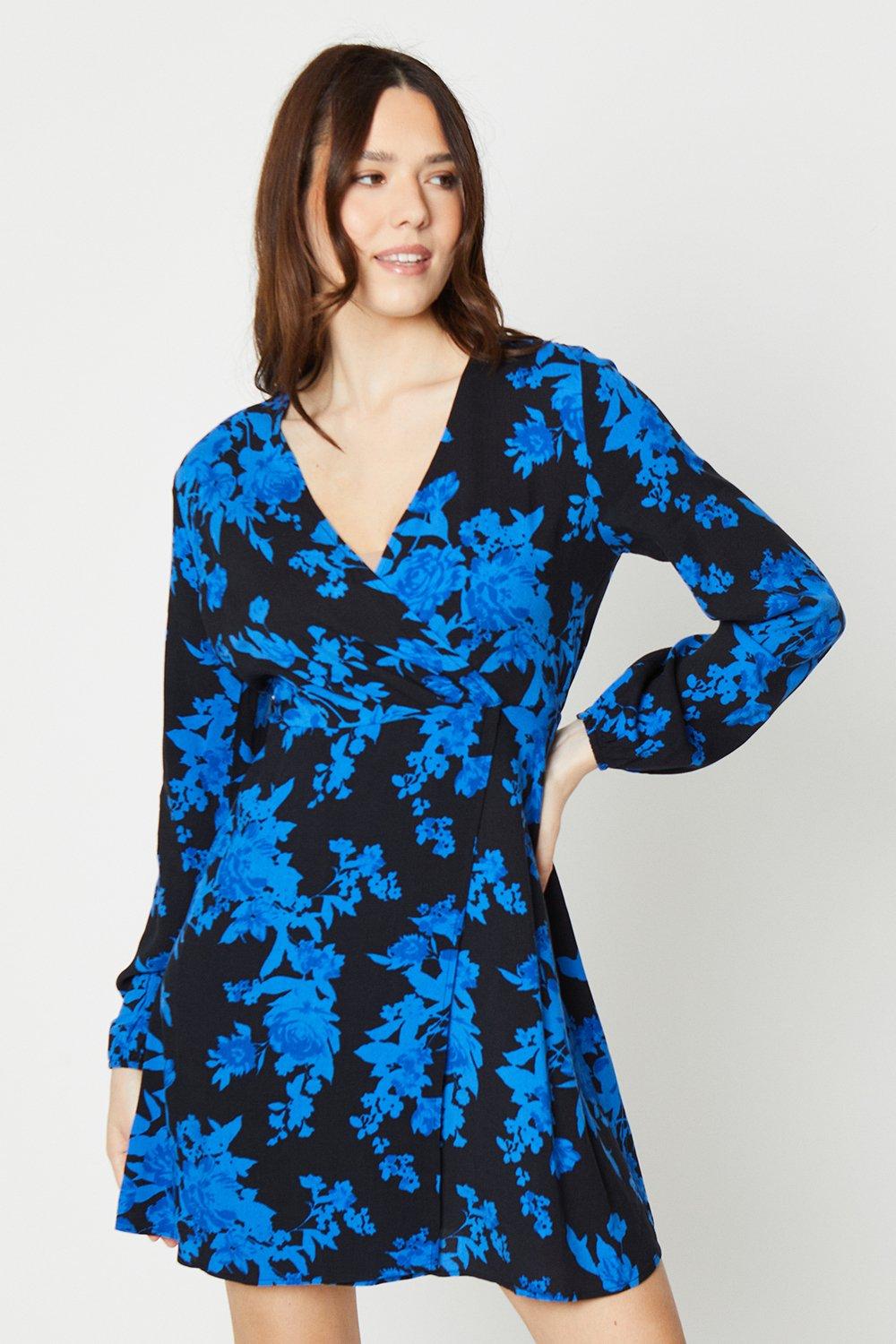 Синее мини-платье с запахом и швами с цветочным принтом Dorothy Perkins, синий