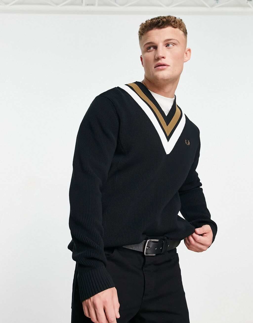 

Черный джемпер в полоску с v-образным вырезом Fred Perry