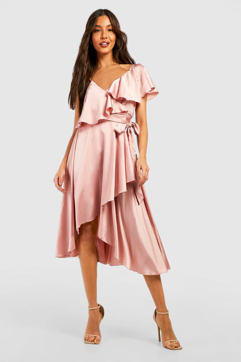 

Атласное платье с орушами и запахом Boohoo, роза