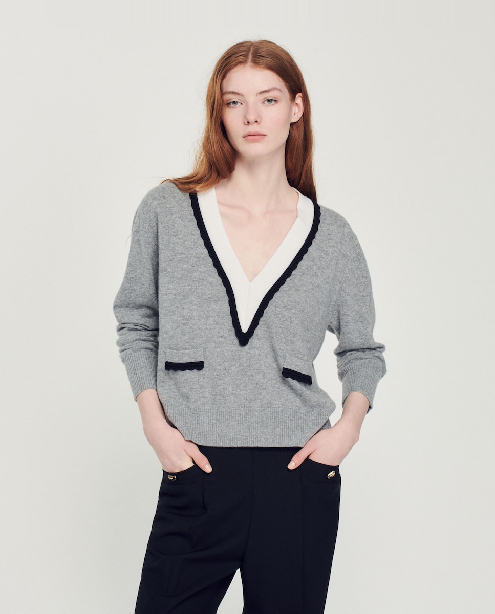 цена Контрастный женский свитер с V-образным вырезом Sandro, серый