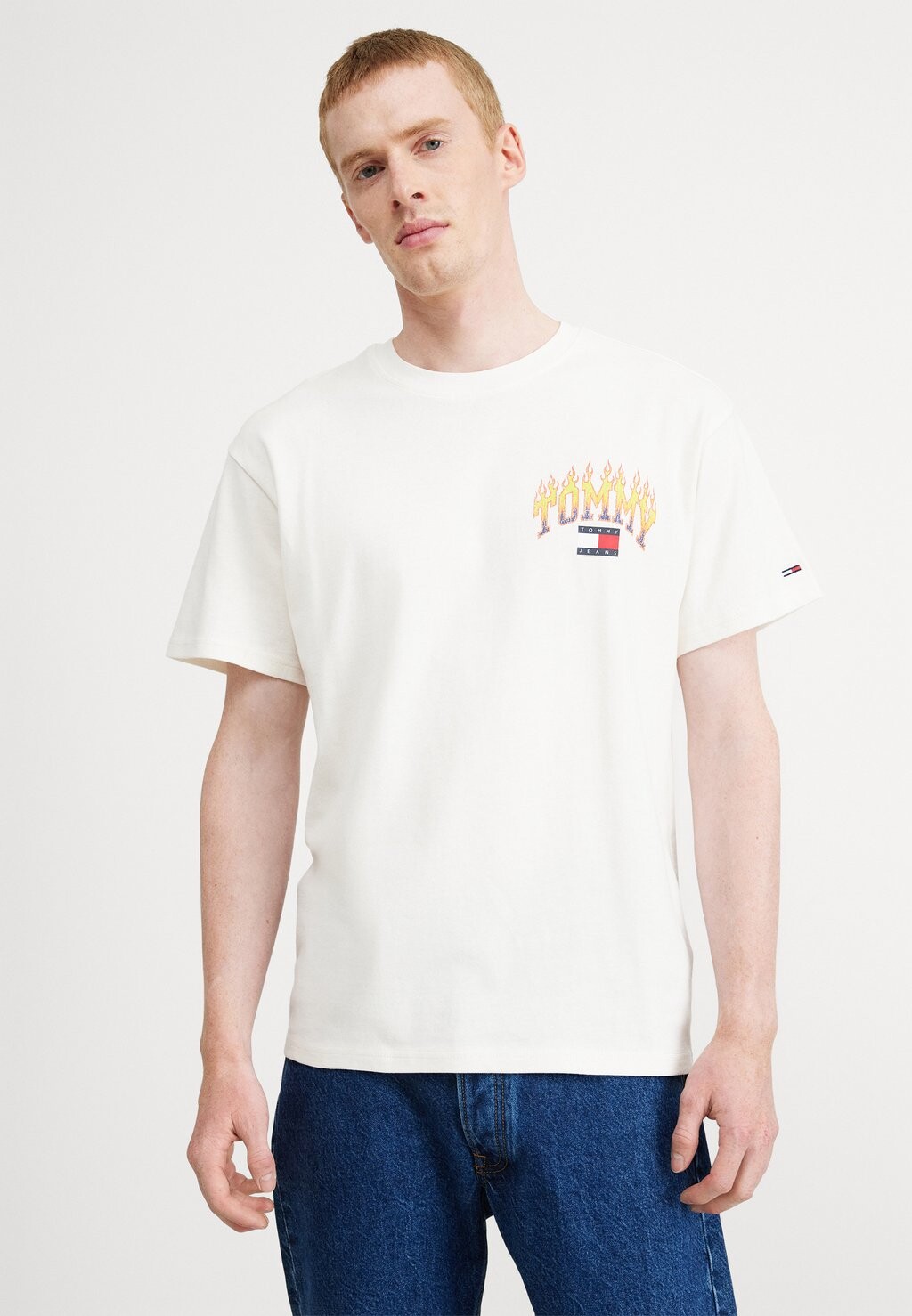 

Футболка с принтом VINTAGE FLAME TEE UNISEX Tommy Jeans, старинный белый