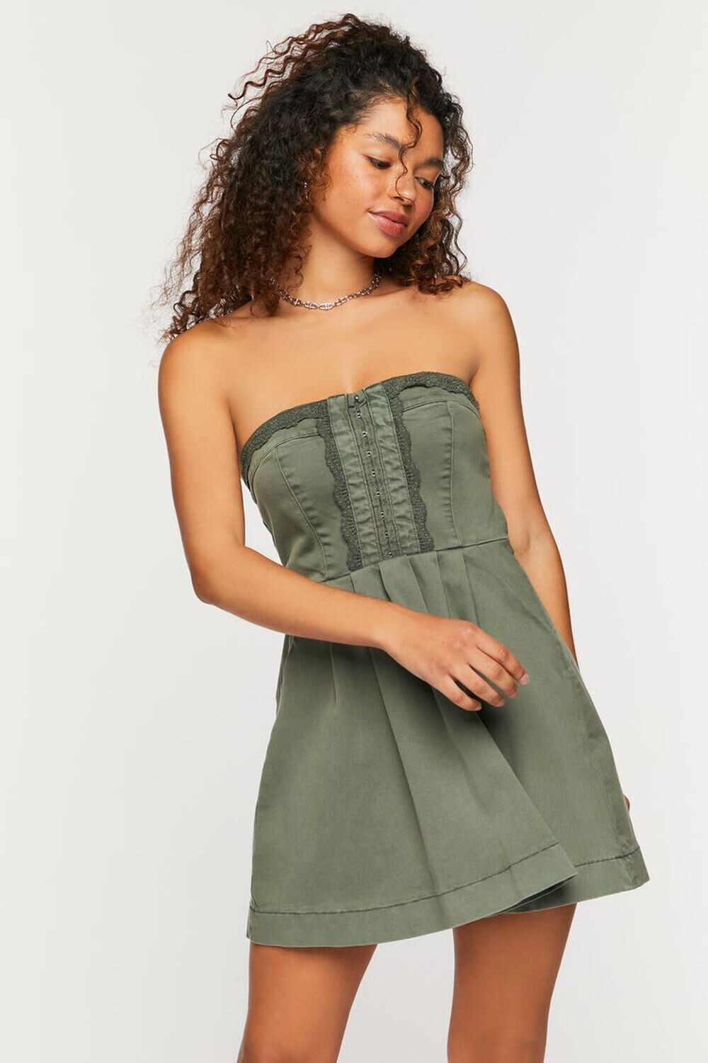 

Мини-платье без бретелек с отделкой крючком из саржи Forever 21