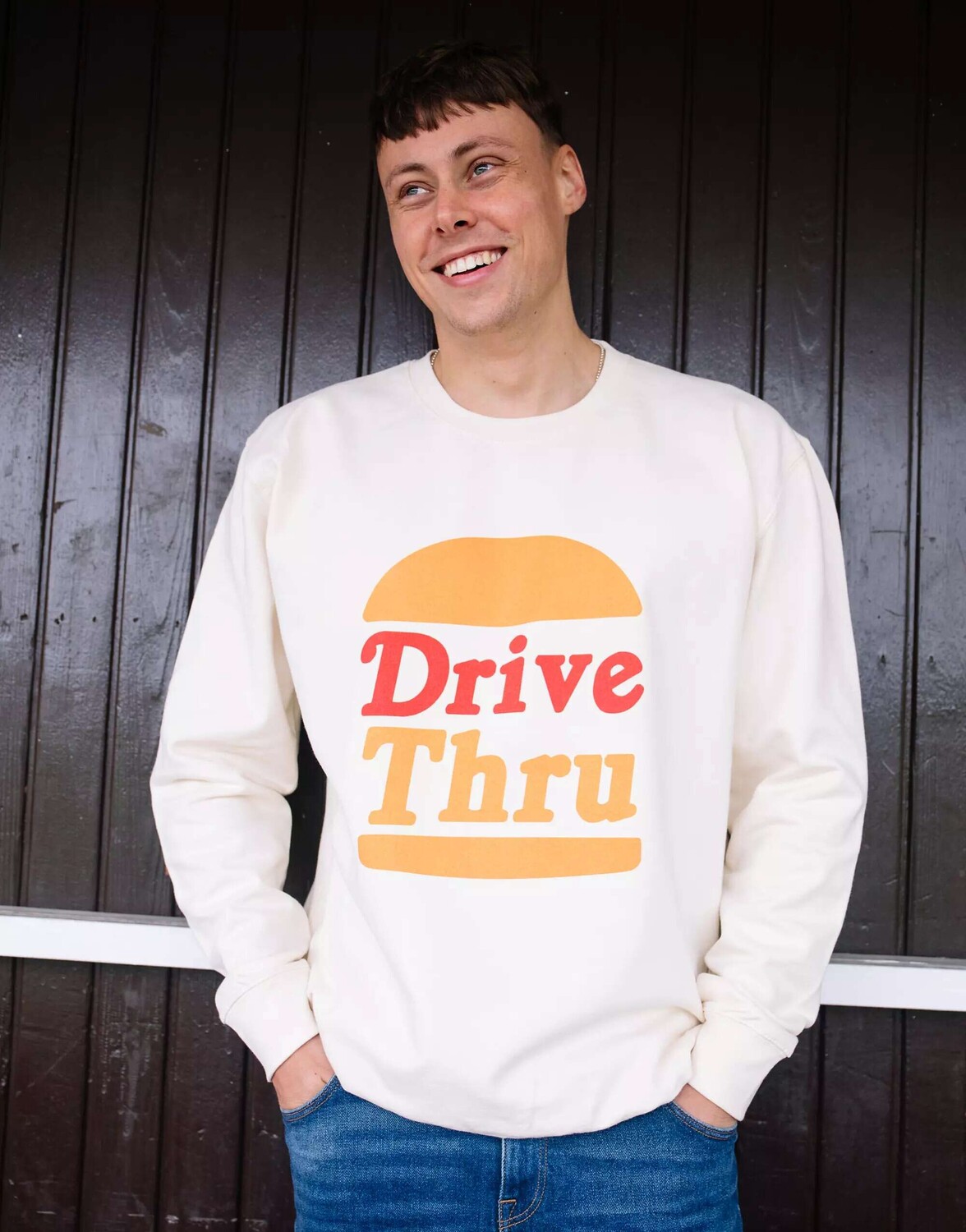 

Свитшот унисекс с надписью "Drive Thru" и изображением гамбургера Batch1 ванильного цвета