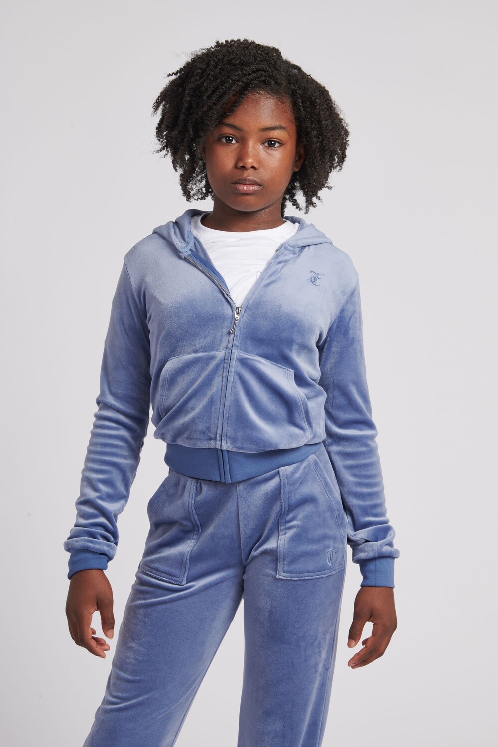 

Для девочки однотонная велюровая толстовка с капюшоном и молнией Juicy Couture, синий