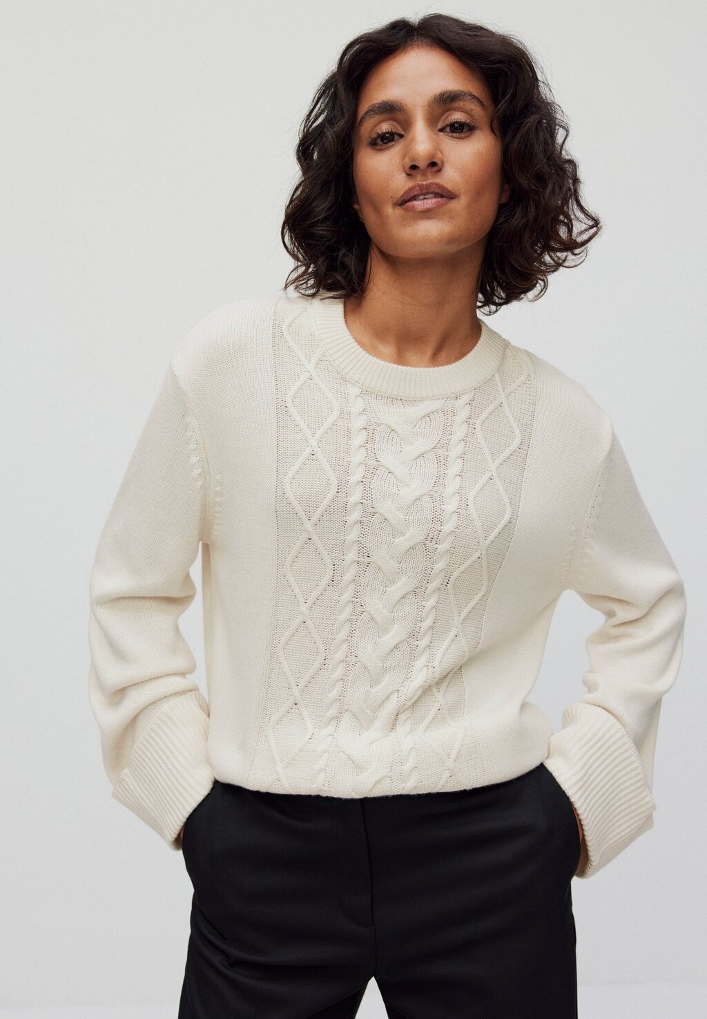 

Вязаный свитер SYLVIA CABLE KNITTED HOLIDAY SWEATER Dobber, цвет offwhite
