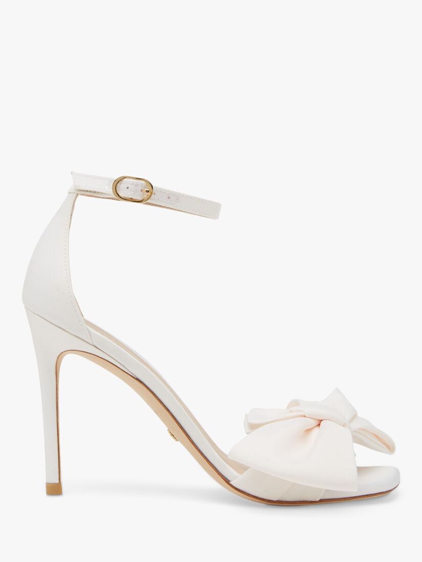 

Stuart Weitzman Сандалии NudistCurve 75 Loveknot на каблуке с бантом, цвет слоновой кости