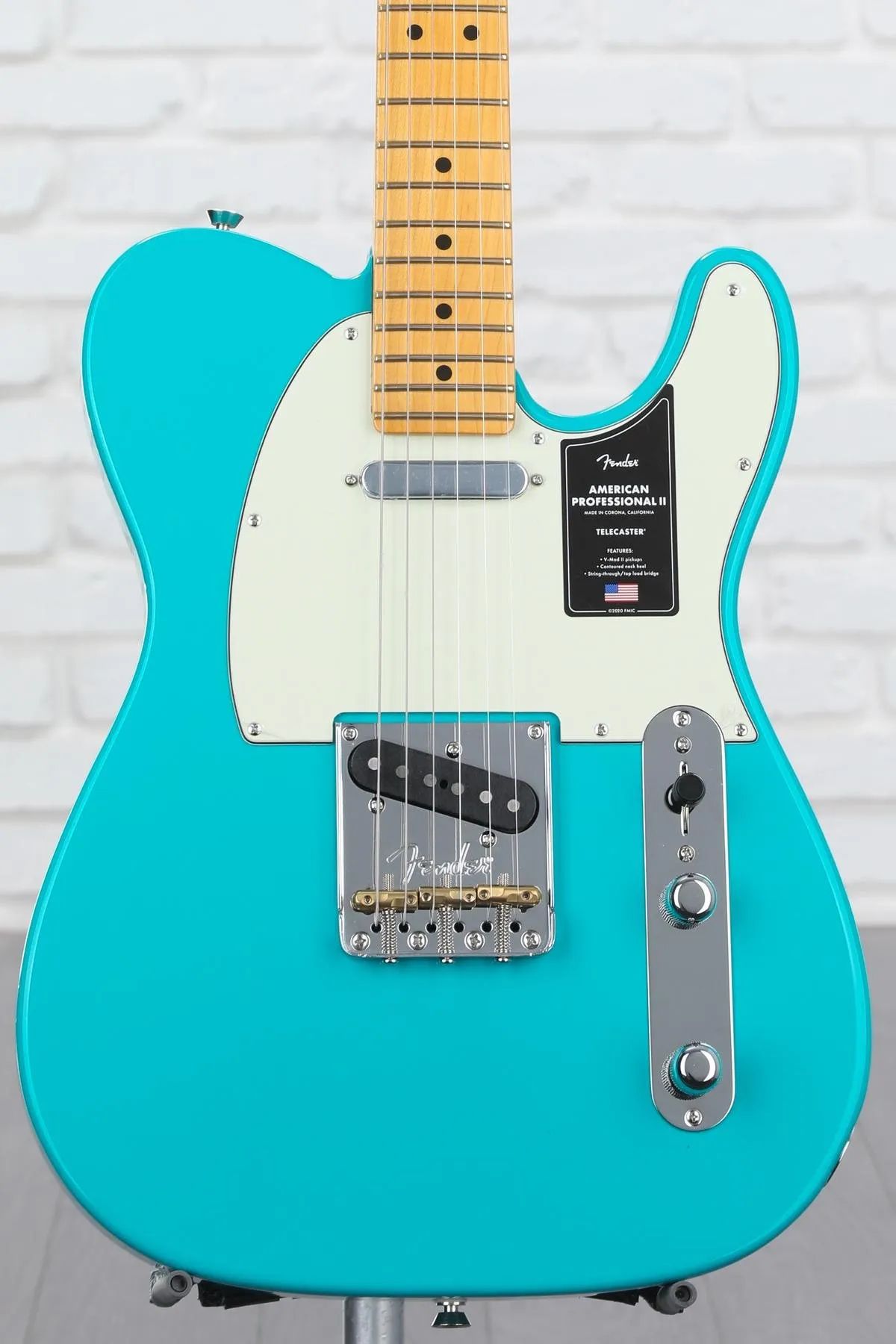 

Fender American Professional II Telecaster — цвет Майами синий, с кленовой накладкой на гриф