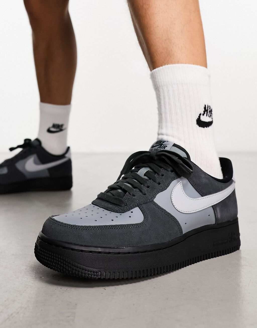 

Кроссовки Nike Air Force 1 LV8 серо-черные