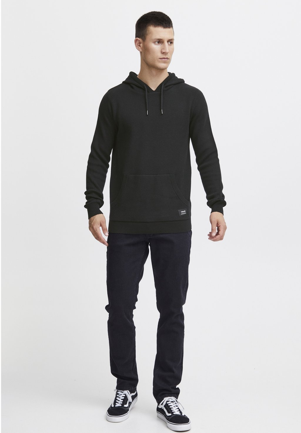 цена Вязаный свитер Solid, цвет true black