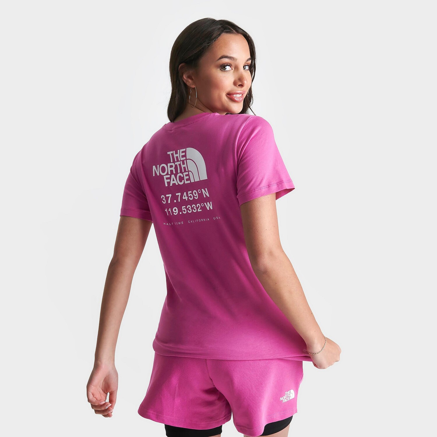 

Женская футболка The North Face Cali USA с координатами, розовый