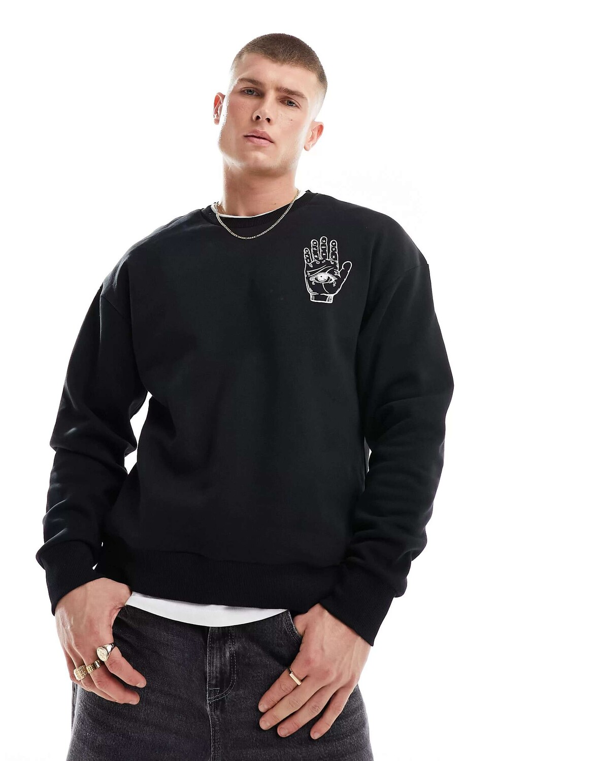 

Черный свободный свитшот с круглым вырезом и принтом хамса на спине Jack & Jones