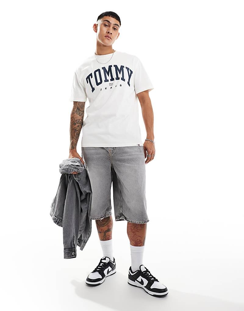 

Белая футболка с логотипом университета Tommy Jeans