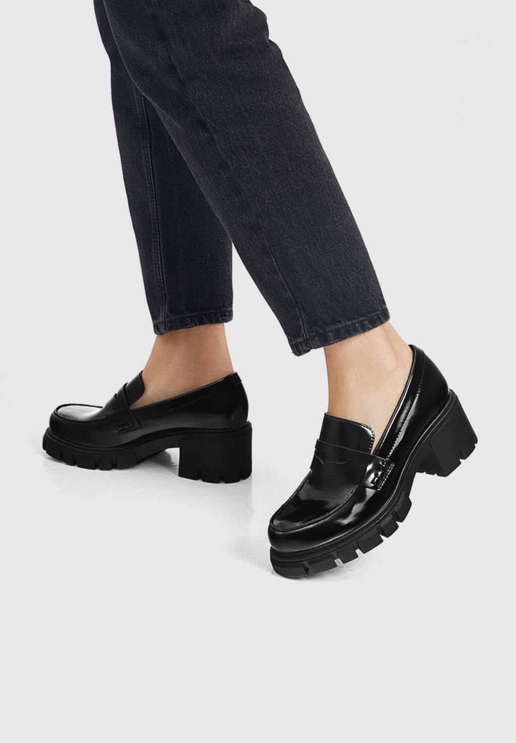 

Лоферы PULL&BEAR, черный
