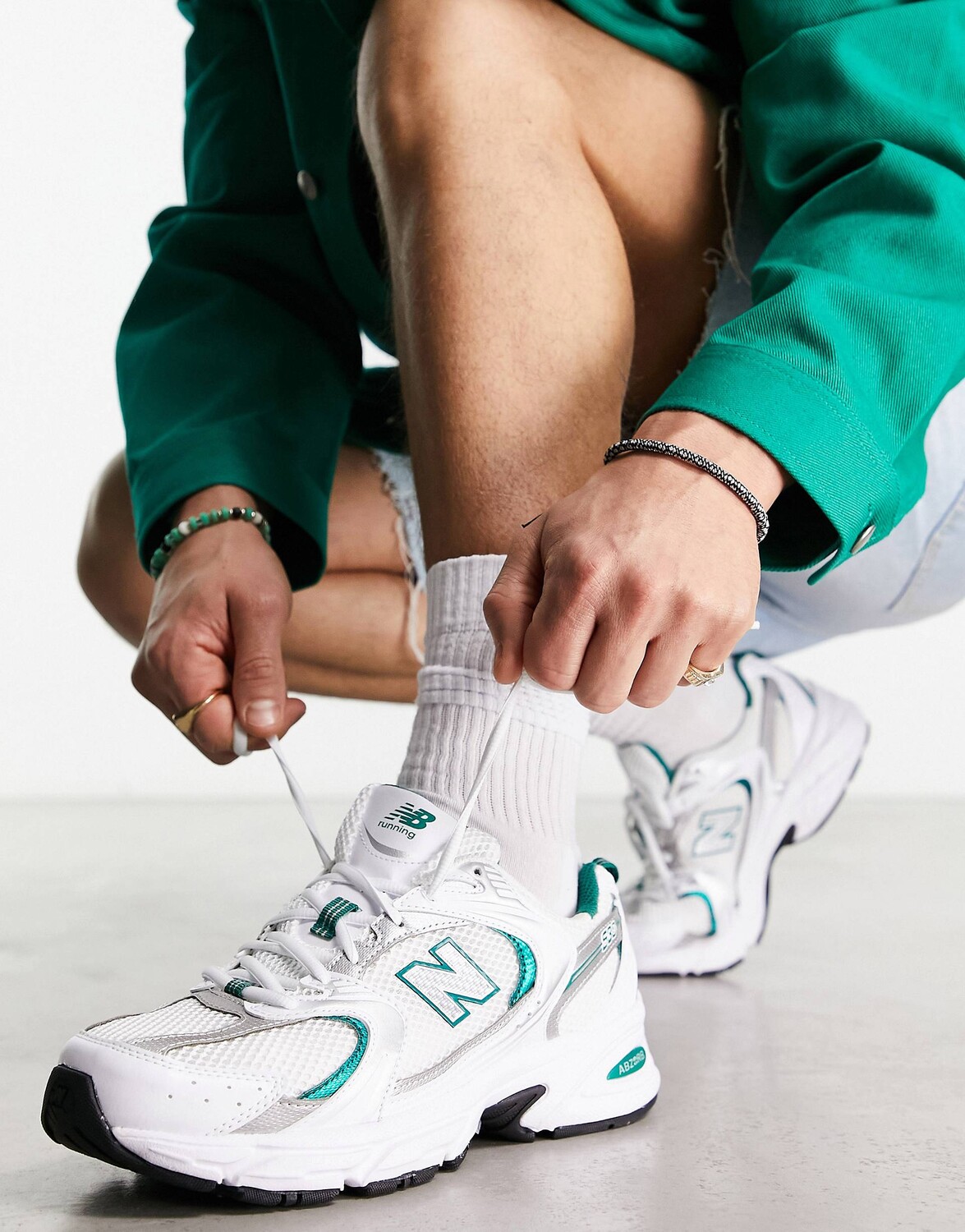 

Кроссовки New Balance 530 белого и металлического цвета с бирюзовыми деталями