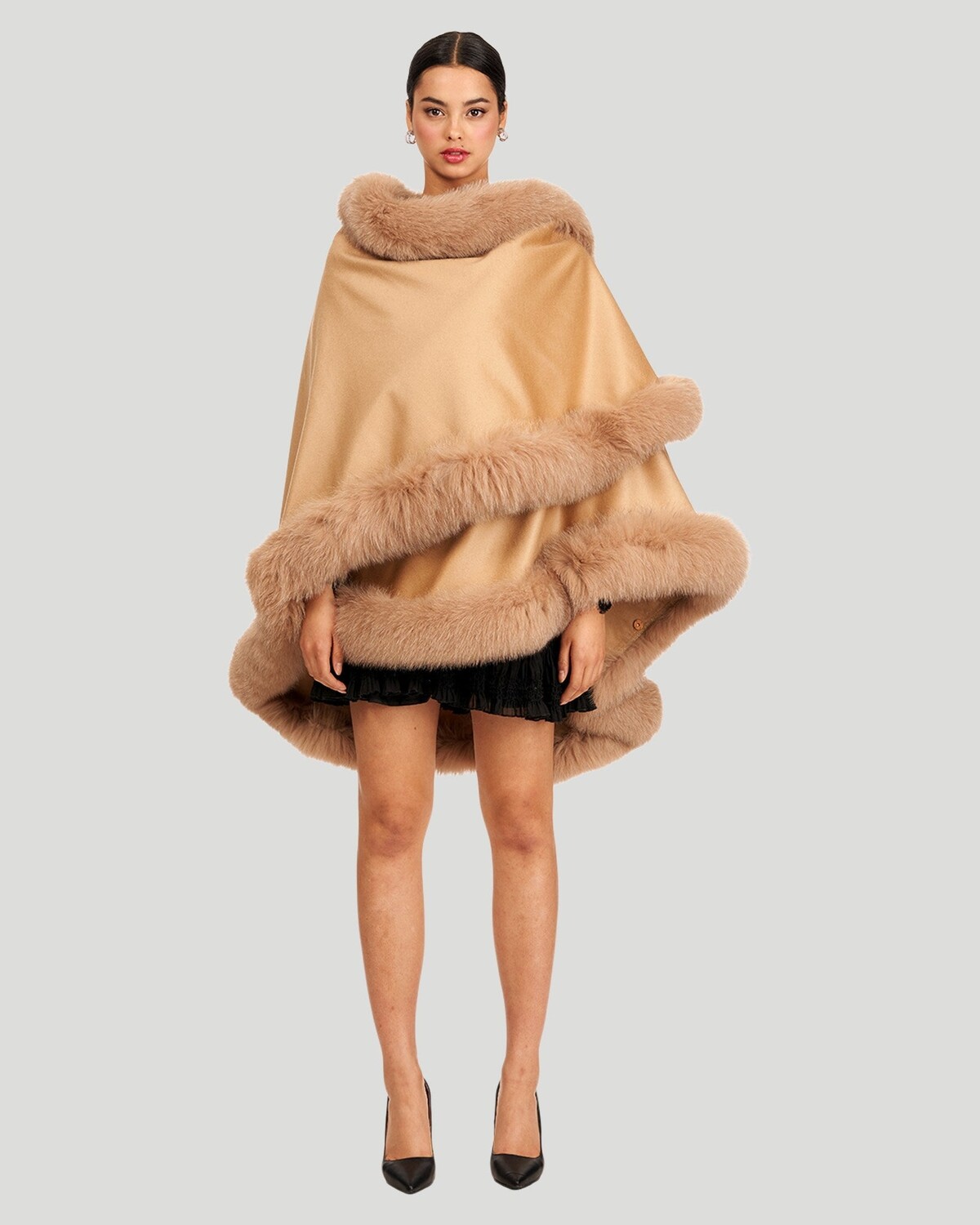 

Кашемировая накидка с отделкой из лисы GORSKI, цвет Light Camel
