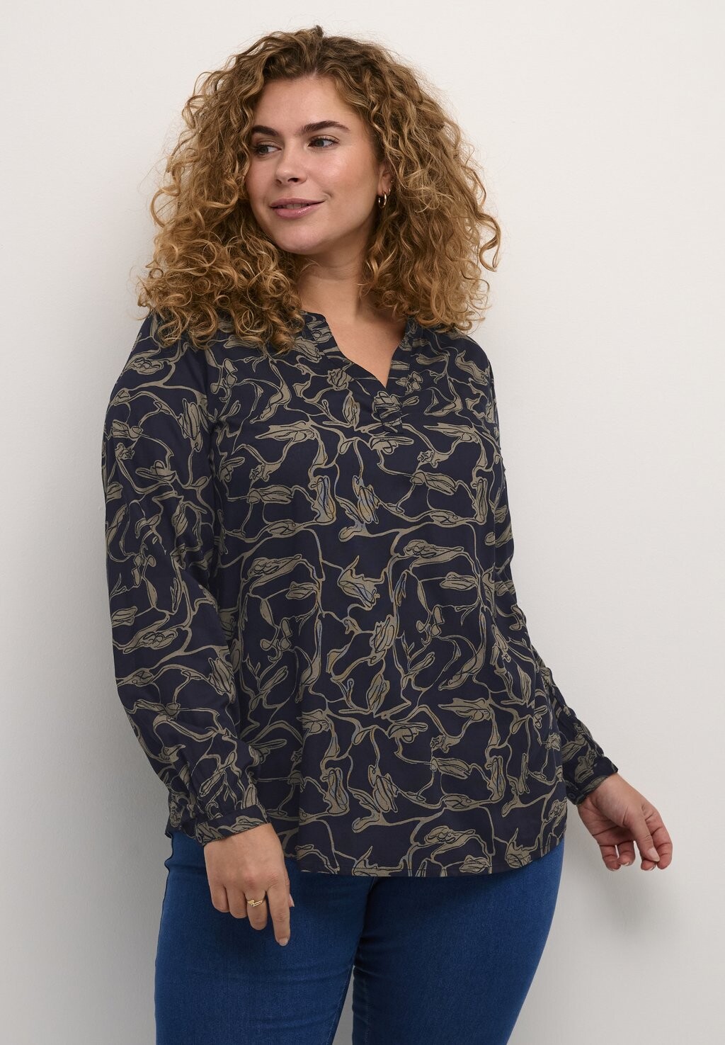 

Блузка Kaffe Curve ЭЛЬЗА, цвет brindle midnight print