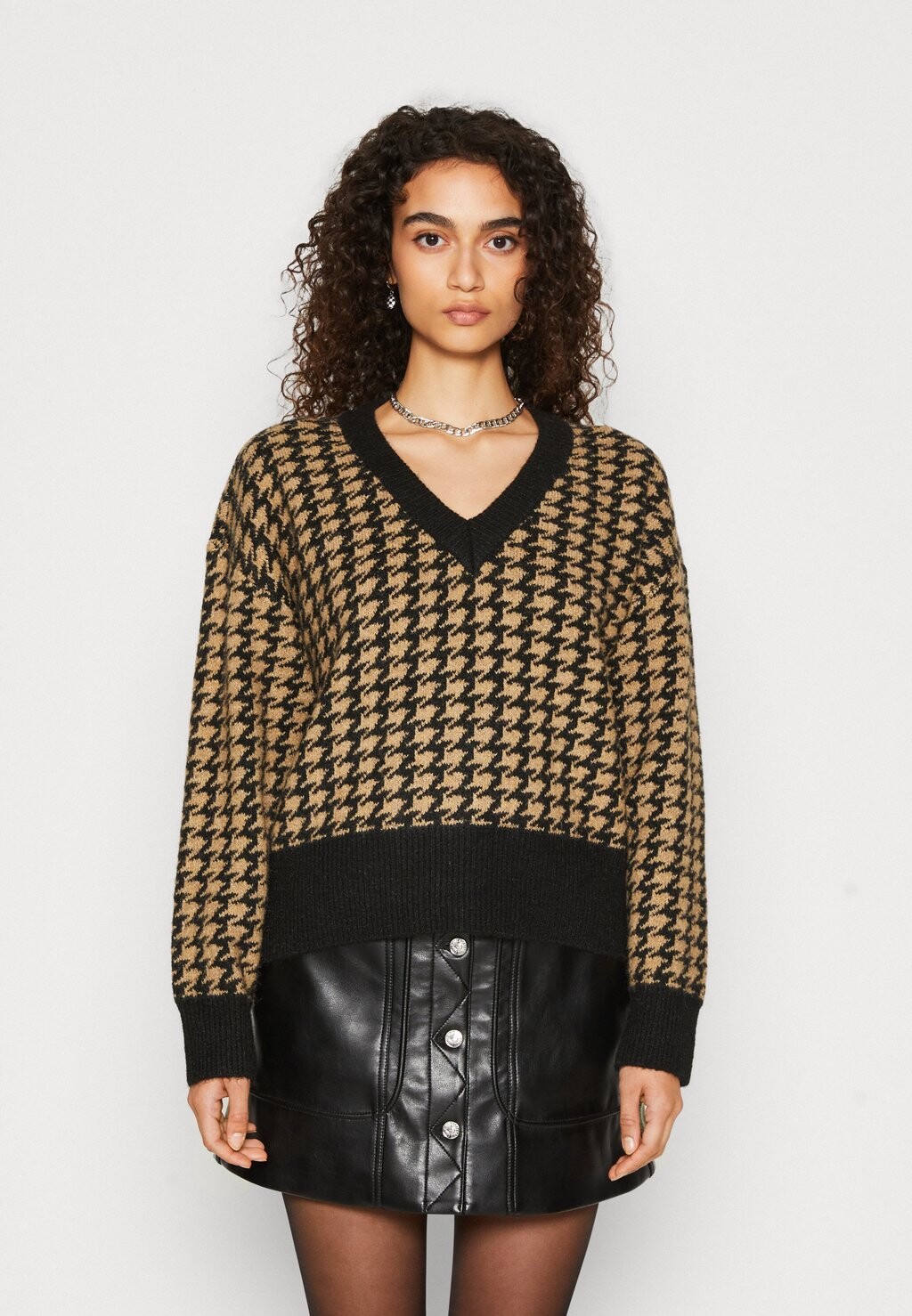 

Свитшот VILA VIDURA V NECK, цвет black/beige
