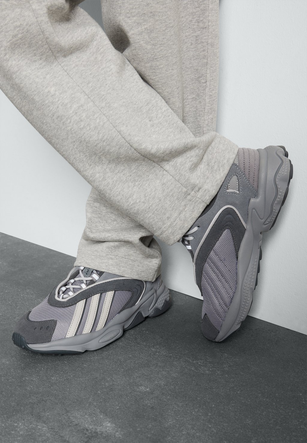 Низкие кроссовки Oztral Unisex adidas Originals, цвет grey/grey two/grey five майка ha1190 adidas wanmlcrop grey five 2xs