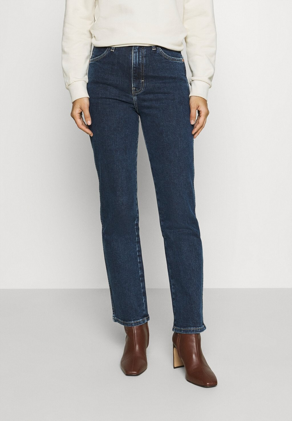 

Джинсы прямого кроя Wrangler