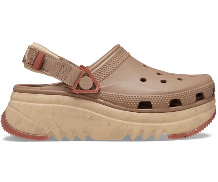 

Сабо Hiker Xscape с мраморной отделкой Crocs женские, цвет Latte
