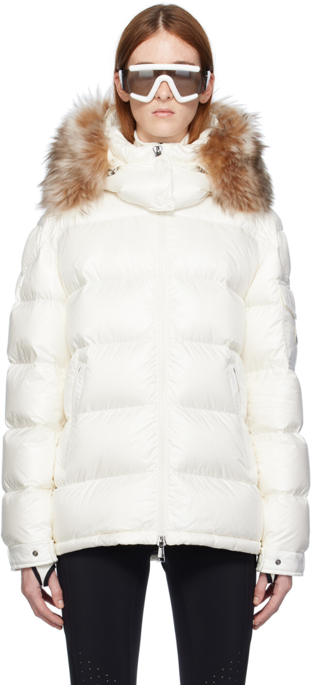 

Белый пуховик Moncler из меха Mairefur