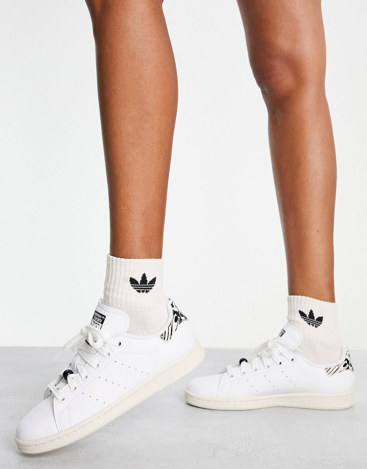 

Белые кроссовки adidas Originals Stan Smith с принтом под зебру