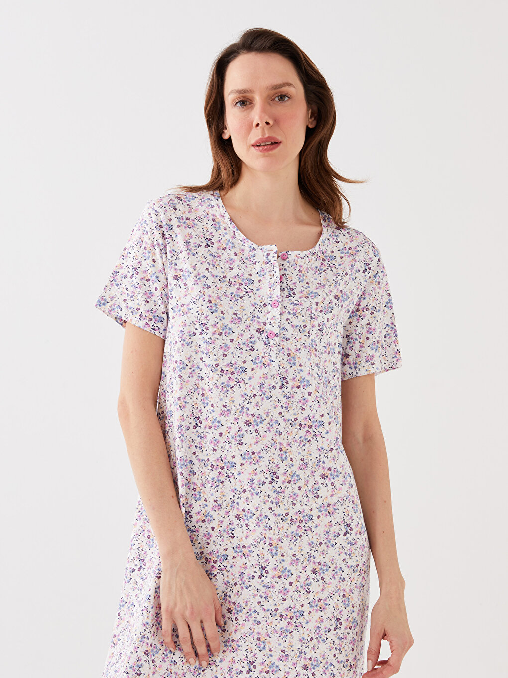 Женская ночная рубашка с коротким рукавом и круглым вырезом с цветочным принтом LCW DREAM