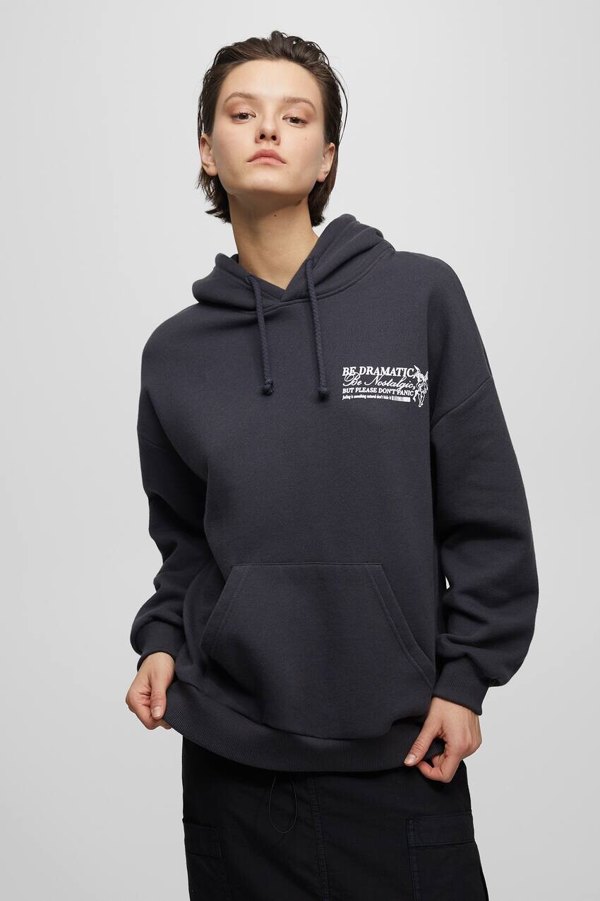 

Толстовка оверсайз с принтом на спине Pull&Bear, блеский черный