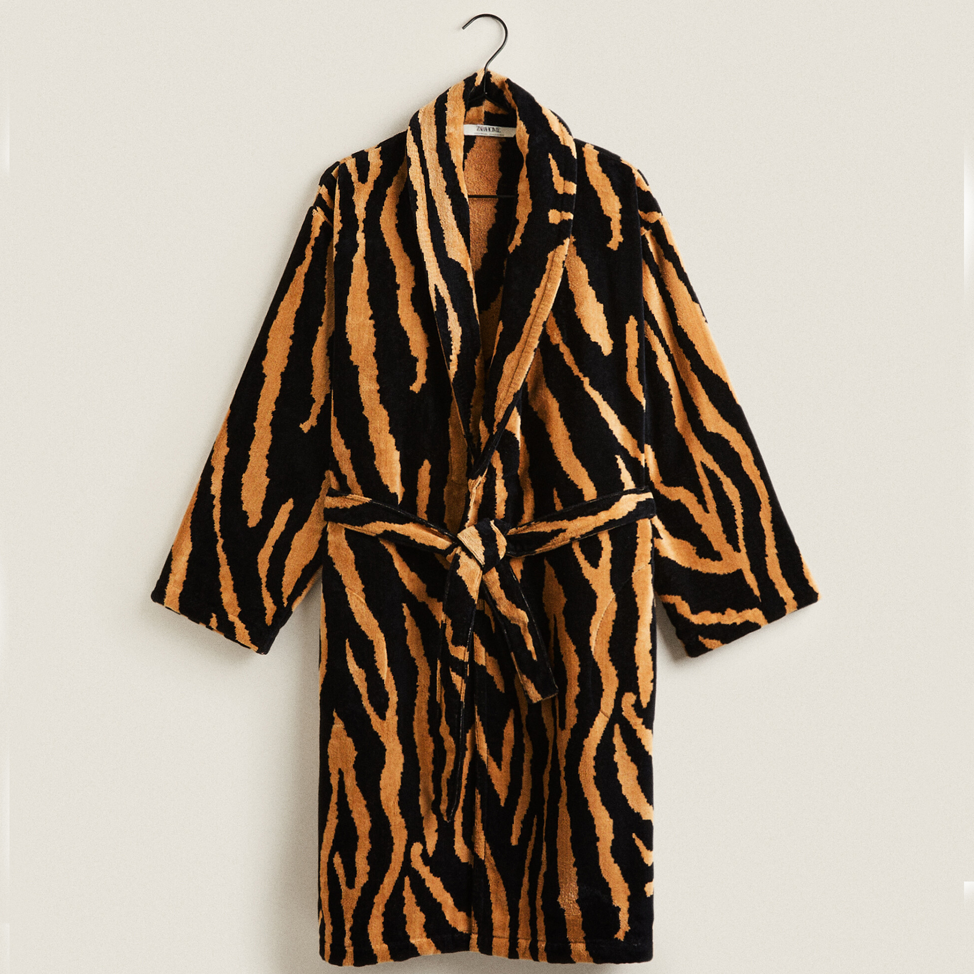 цена Халат Zara Home Jacquard Tiger Dressing, коричневый/черный