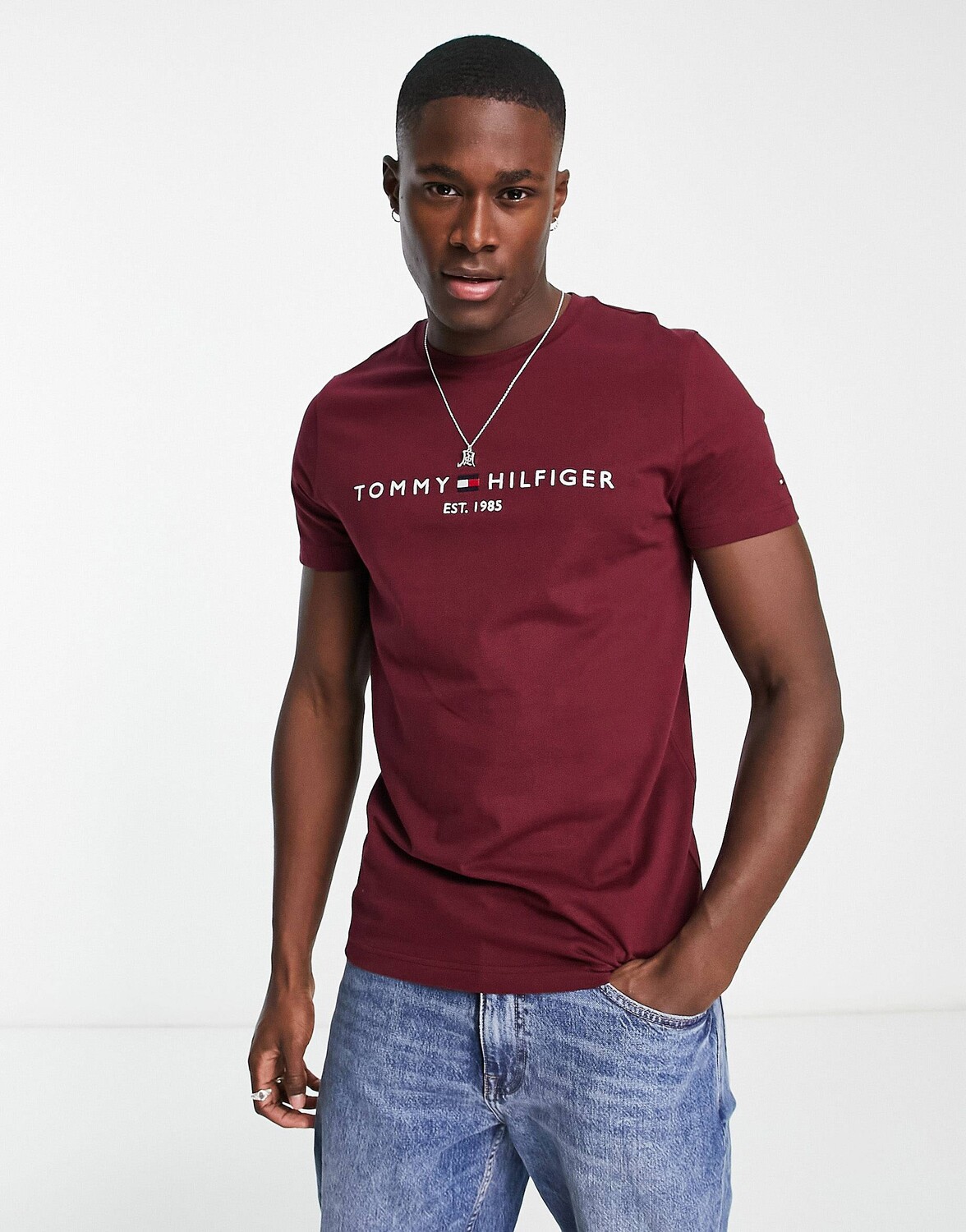 

Бордовая хлопковая футболка с вышитым логотипом Tommy Hilfiger