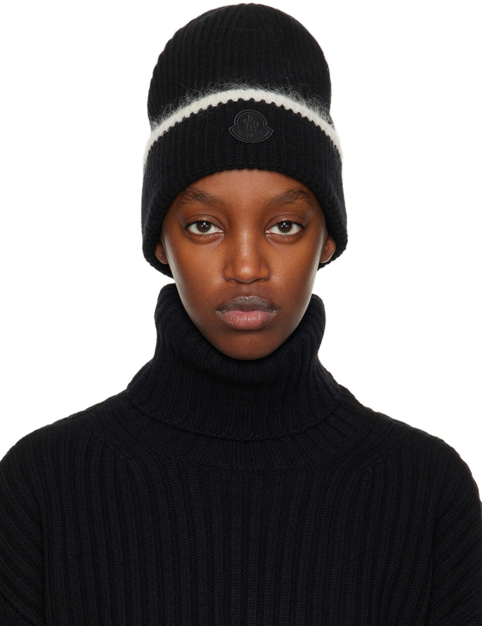 

Черная шапка в рубчик Moncler