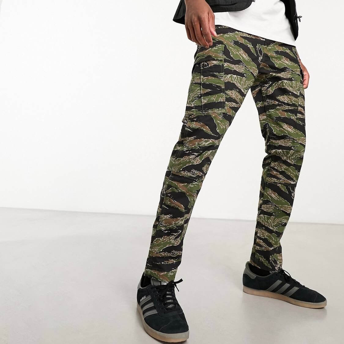

Брюки Levi's Lo Ball Cargo, зеленый камуфляж