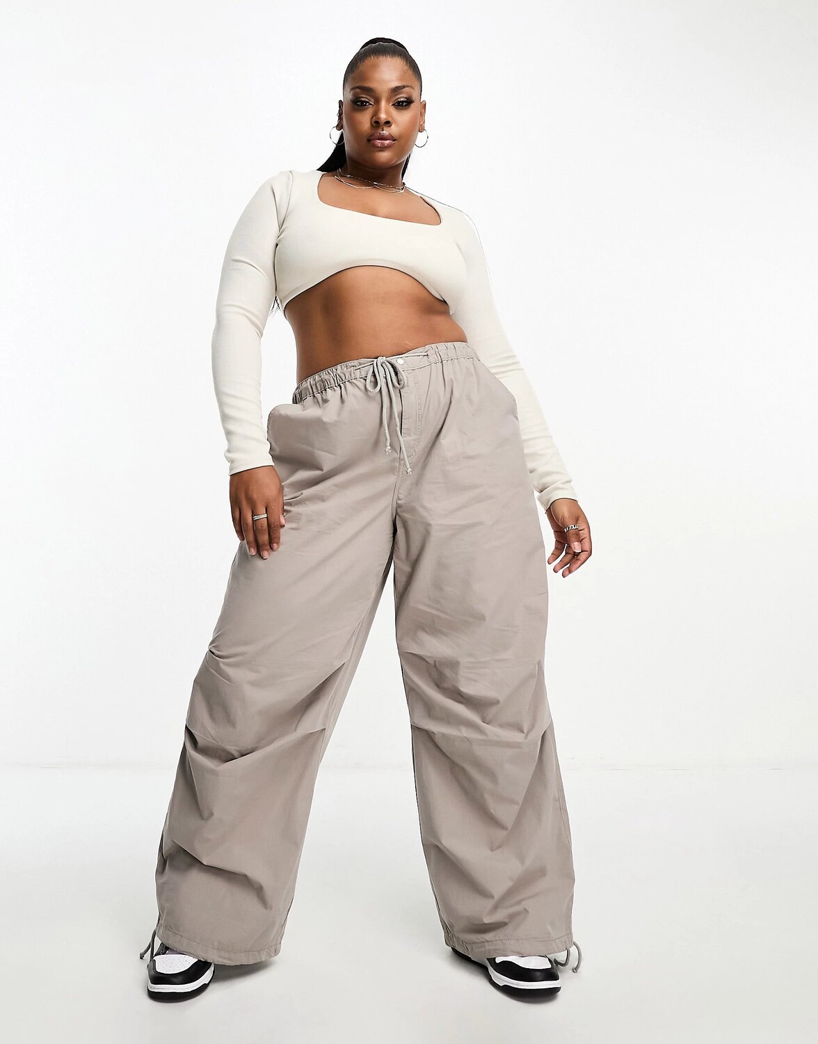 

Брюки карго Asos Design Curve Parachute With Tie Waist In Washed, бежево-серый