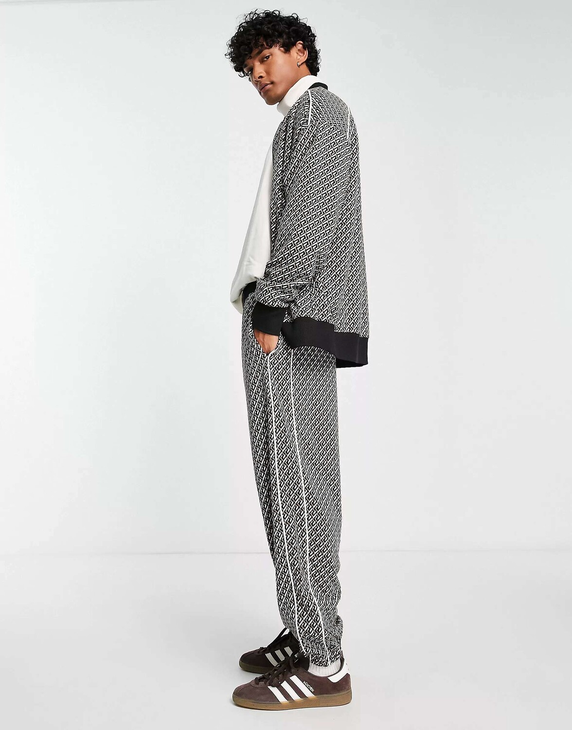 

Жаккардовые свободные джоггеры ASOS с окантовкой