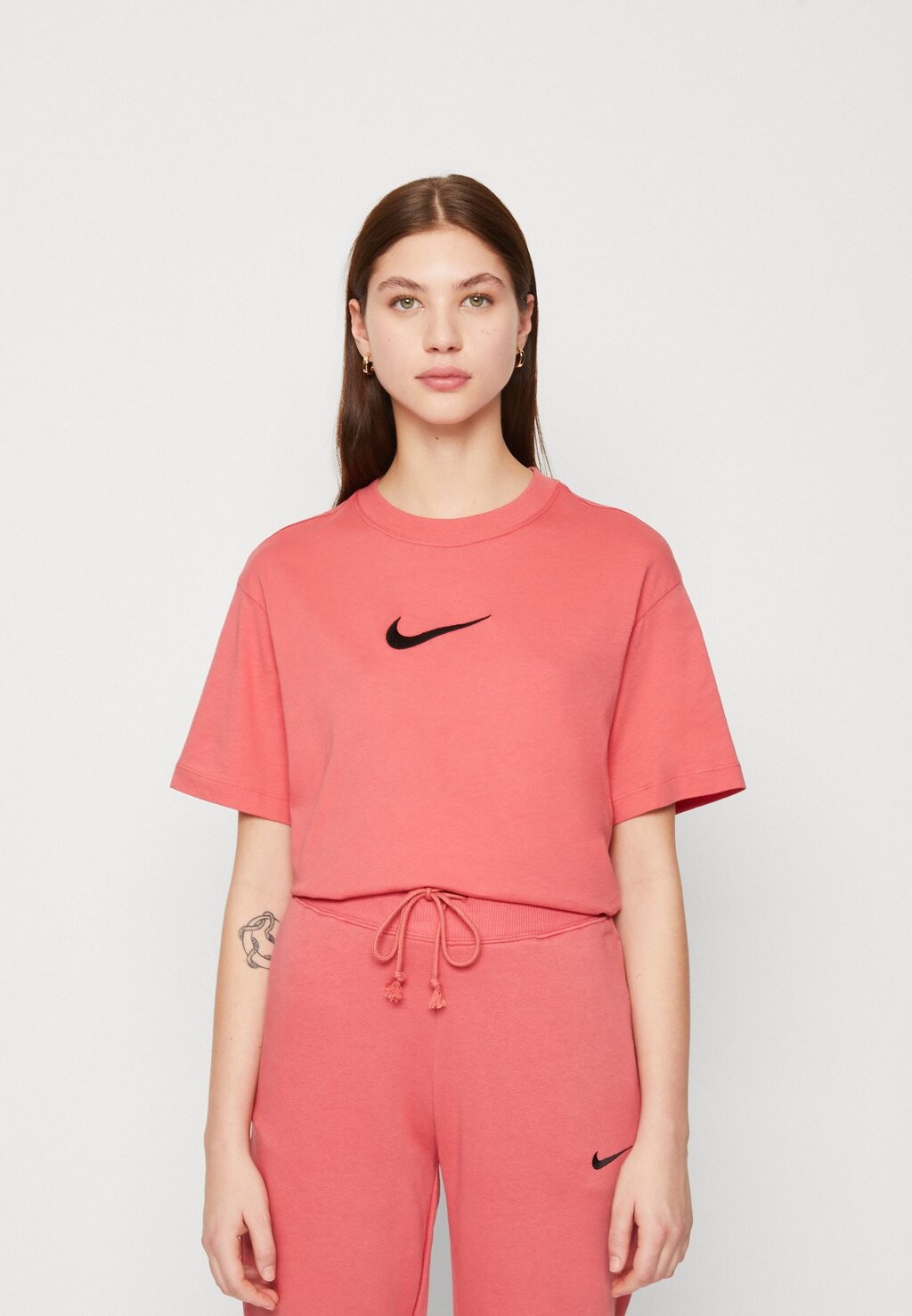 

Базовая футболка Nike, Красный