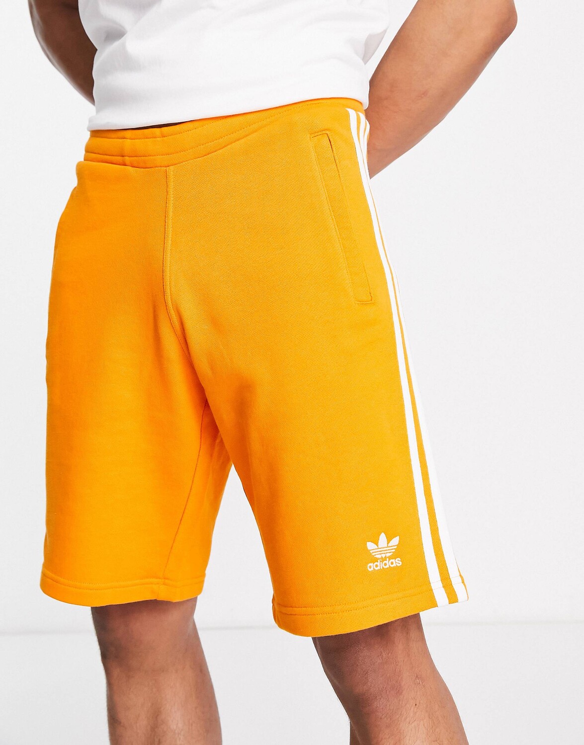 

Оранжевые шорты с тремя полосками adidas Originals adicolor