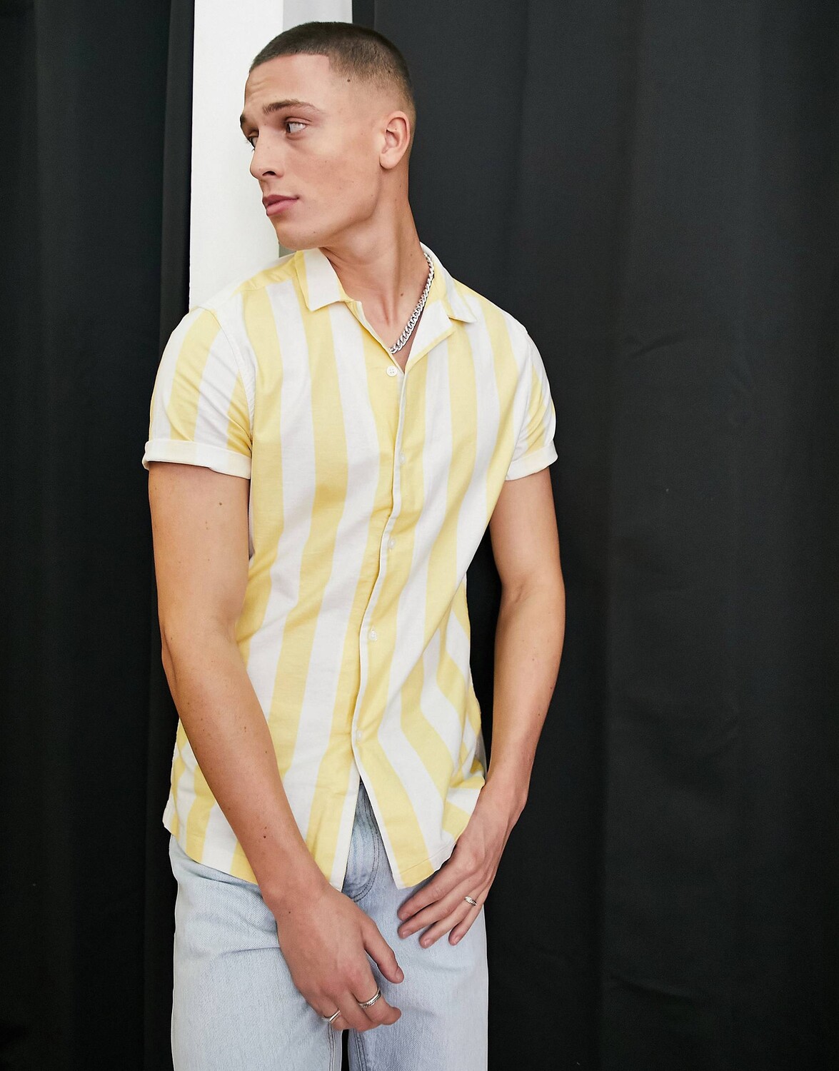 

Желтая узкая эластичная рубашка в оксфордскую полоску с ремешком ASOS DESIGN ASOS DESIGN