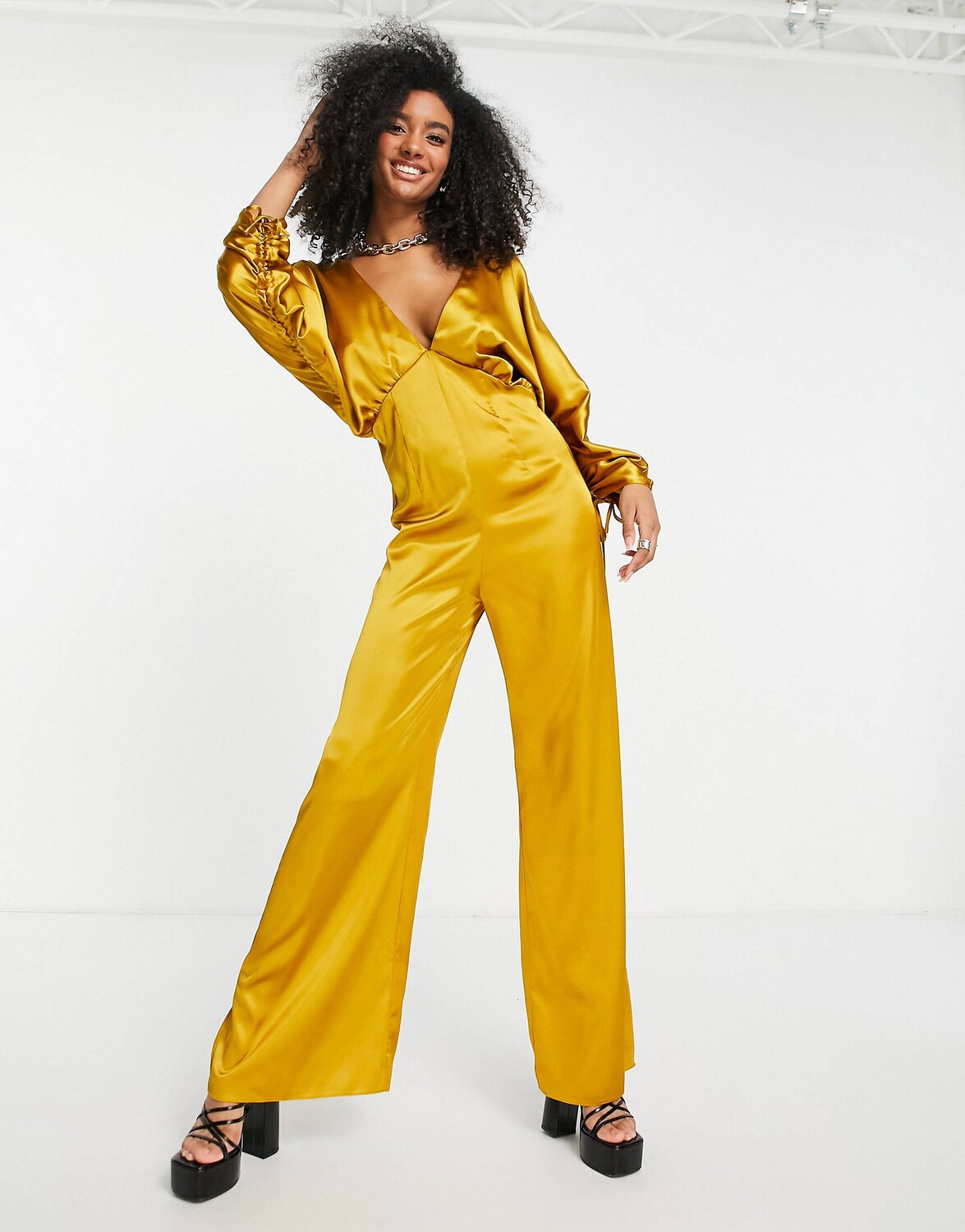 

Сатиновый комбинезон с глубоким вырезом и рукавами-кимоно цвета охры ASOS DESIGN
