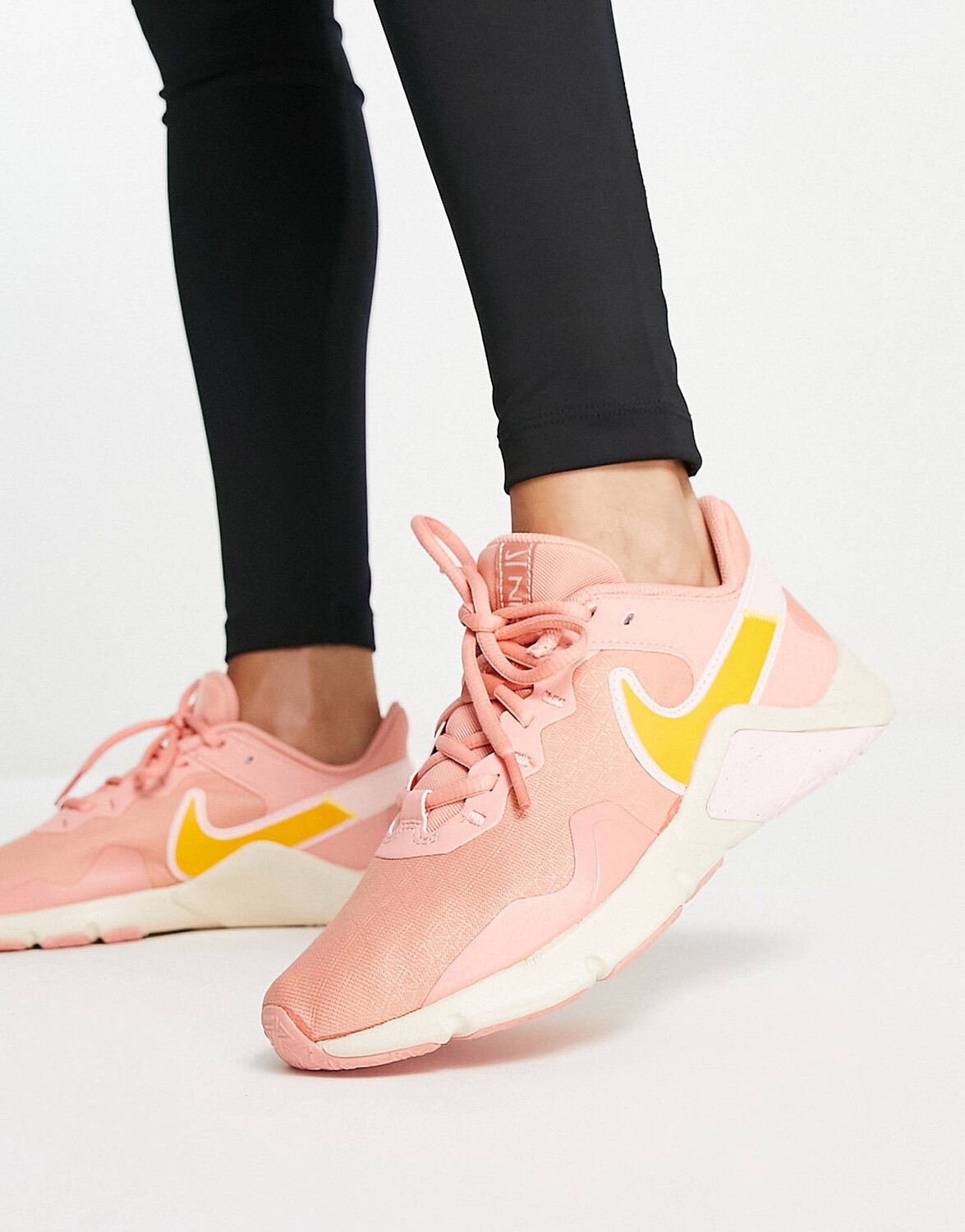 Розовые и золотые кроссовки Nike Training Legend Essential 2 – заказать ...