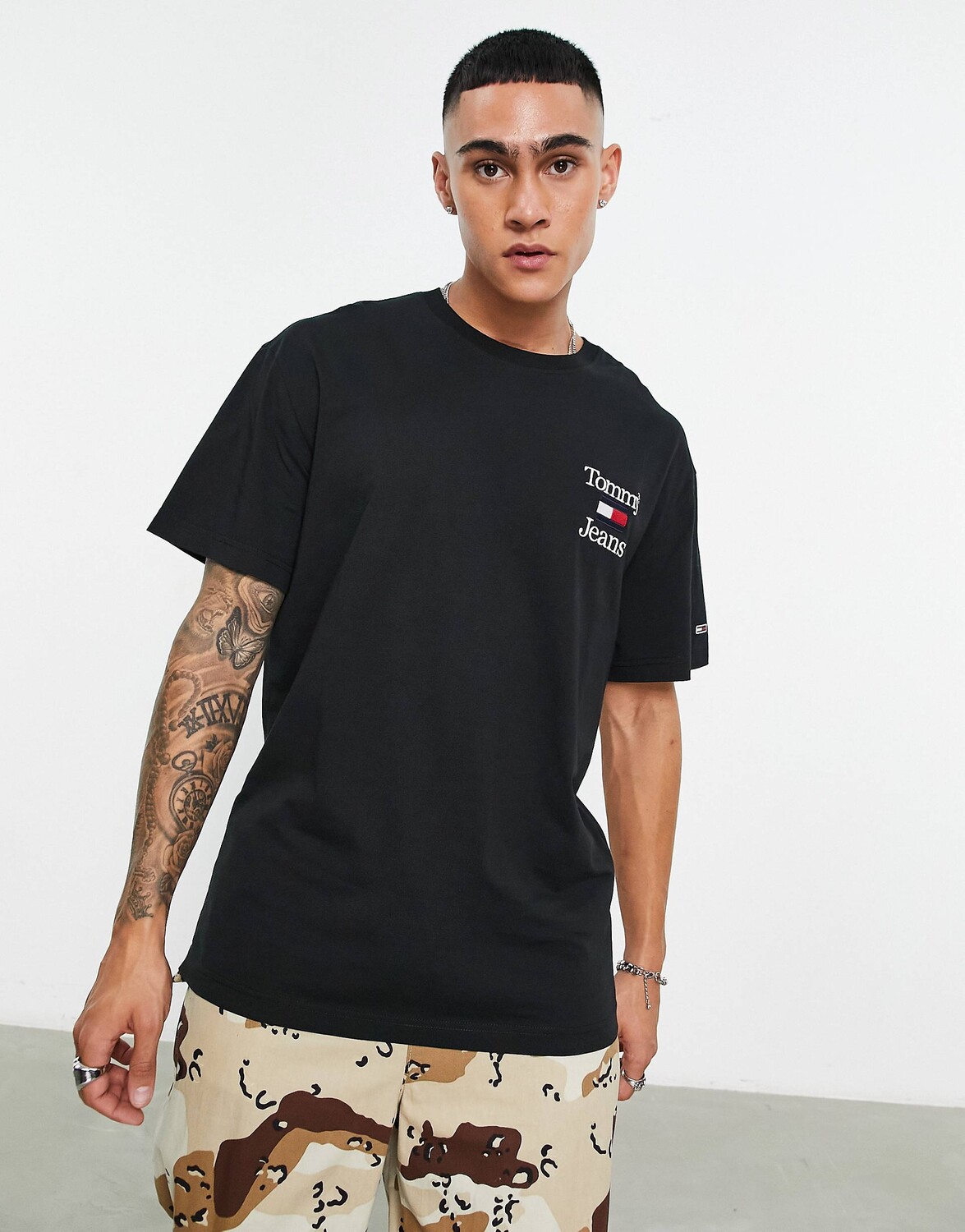 

Черная футболка свободного кроя с логотипом на груди Tommy Jeans, Черный